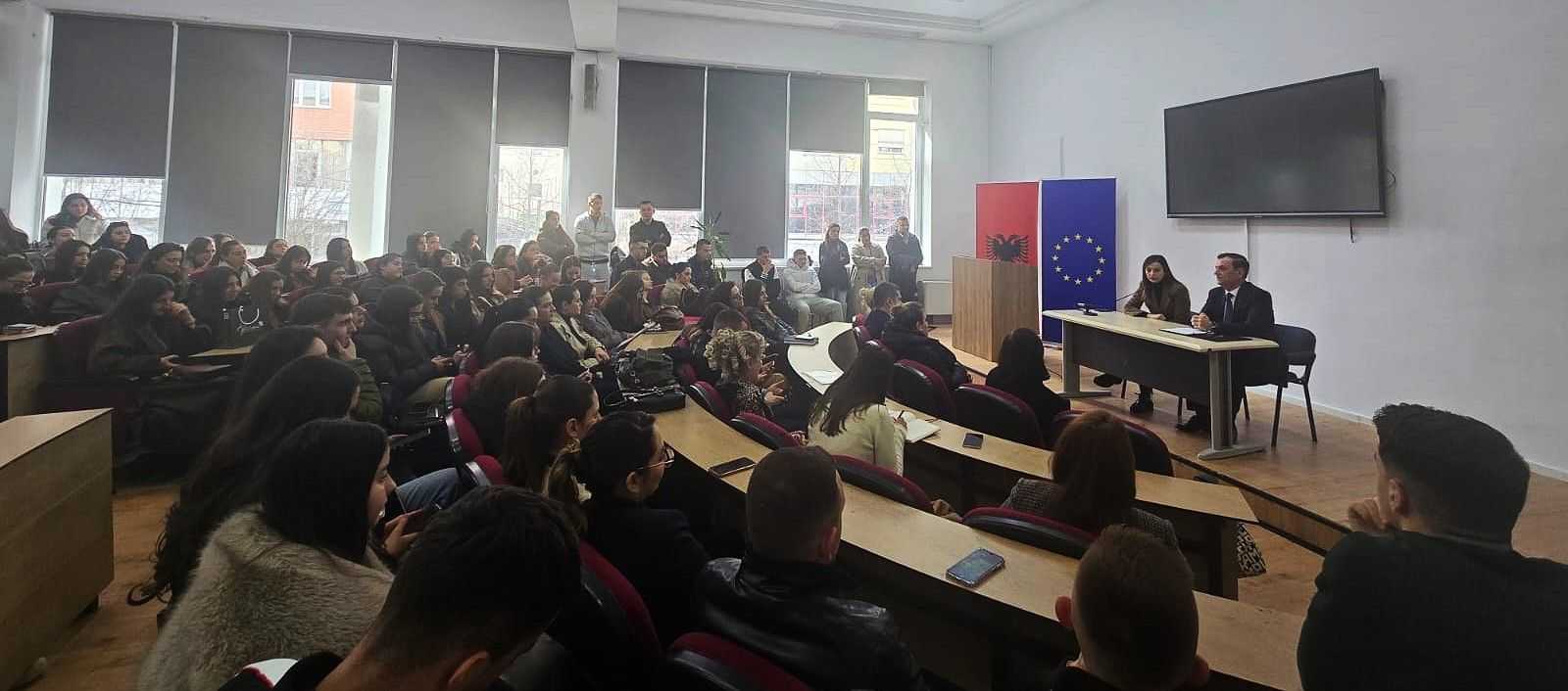 Takim akademik me studentët e Fakultetit të Drejtësisë të Universitetit të Tiranës