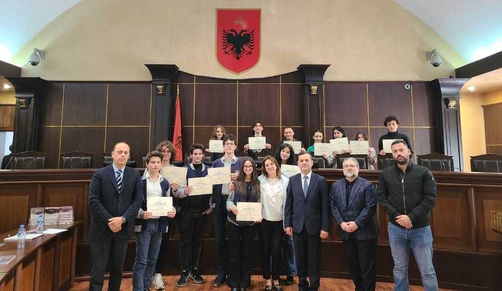 Seancë debati midis gjimnazeve të Tiranës "Petro Nini Luarasi" dhe "Qemal Stafa"